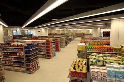 上海外高橋進口商品直銷中心安亭店24日試營業，日用百貨成亮點